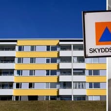 Bostadshus och ett skyddsrum.