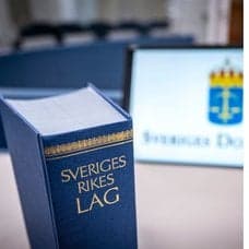 Lagbok vänster. Rättsal höger.