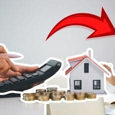 Person med miniräknare och ett miniatyrhus till vänster. En kvinna räknar pengar till höger.