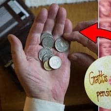 Mynt i handen, sedlar och en tårta med texten grattis till pensionen.