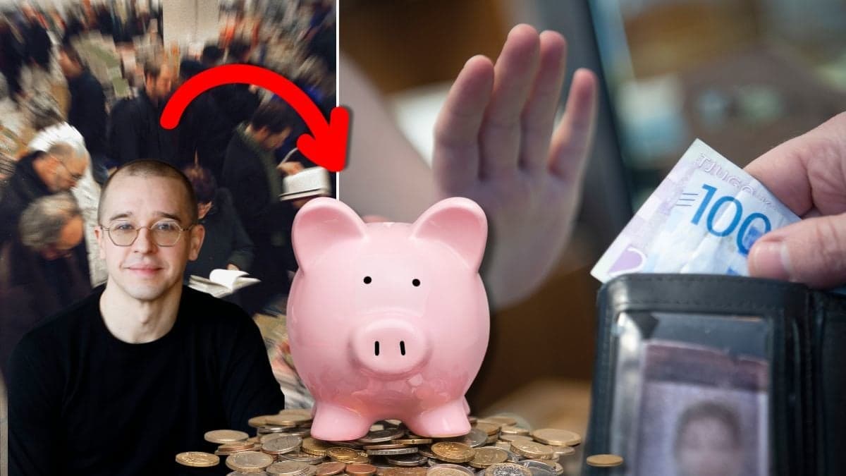 Julrush och butiksköer, samt en person som betalar med kontanter.