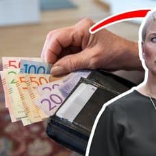 Pengar i en plånbok, mynt i en hand, Anna Tenje och en röd pil.