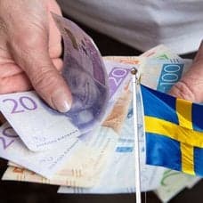 Sedlar, bankomat, svensk flagga
