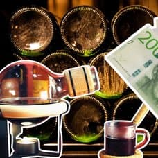 Tomflaskor, glögg och pengar i en hand.