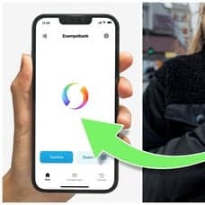 Swish-appen i en mobil och en kvinna med en mobiltelefon i handen