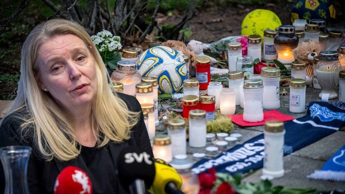 Hörby kommuns kommundirektör, Linda Staf och en minnesplats.