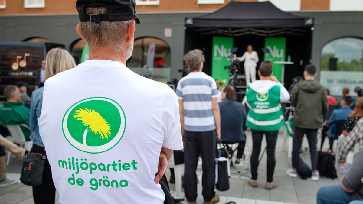 En person med MP-tröja står på ett torg.