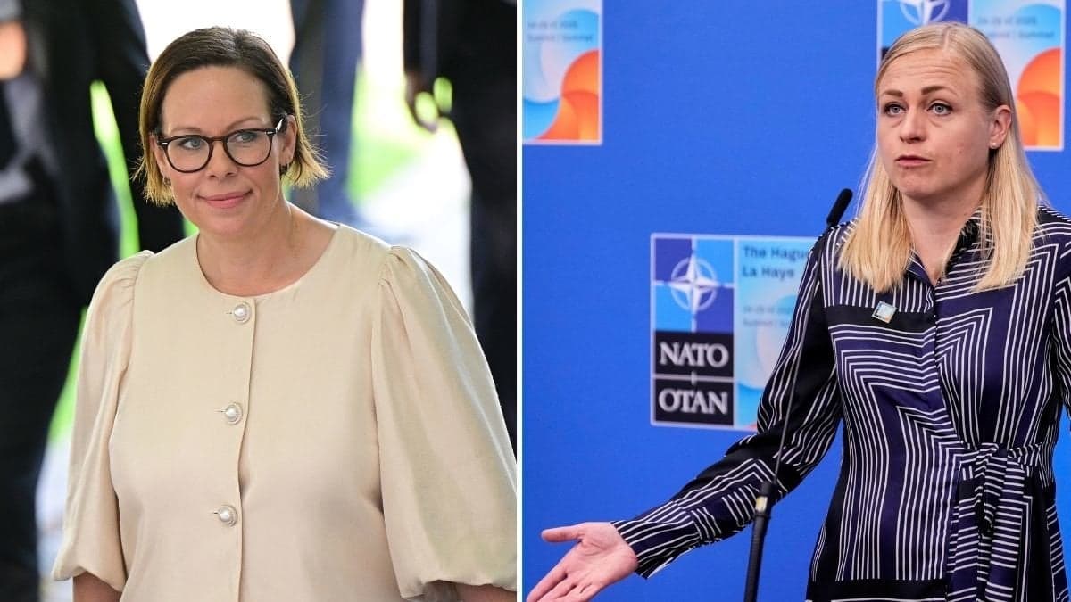 Till vänster syns Sveriges migrationsminister Maria Malmer Stenergard i vit blus. Till höger syns Finlands utrikesminister Elina Valtonen i mörkblå-vit mönstrad klänning.