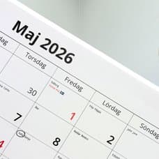 Kalender för maj 2026 och kvinna med en surfplatta