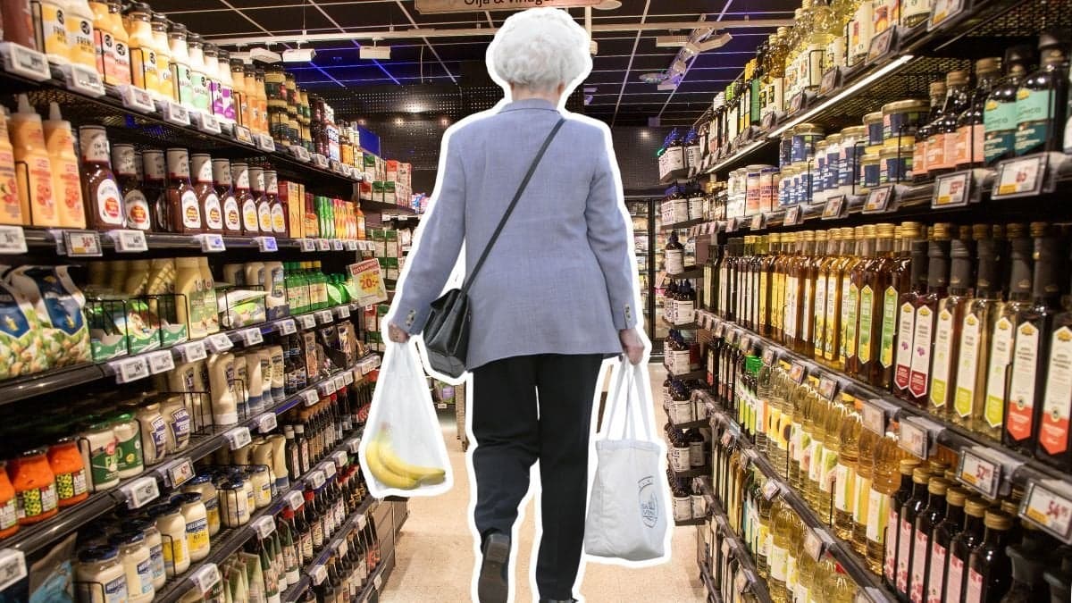 Matbutik, en äldre person med kassar