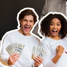 Ett par håller i kontanter vänster. En person med kostym vid en dator i bakgrunden. Mynt som faller utklippta höger.