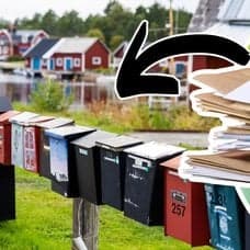 Brevlådor och kuvert i en hög