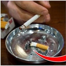 Röka cigaretter och svenska sedlar.