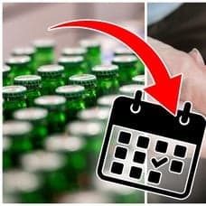 Glasflaskor och en plånbok med mynt
