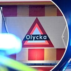 Olycka-skylt vänster. Blåljus polisbil höger.