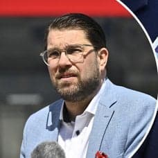 Jimmie Åkesson vänster. Sverigedemokraterna flagga höger.