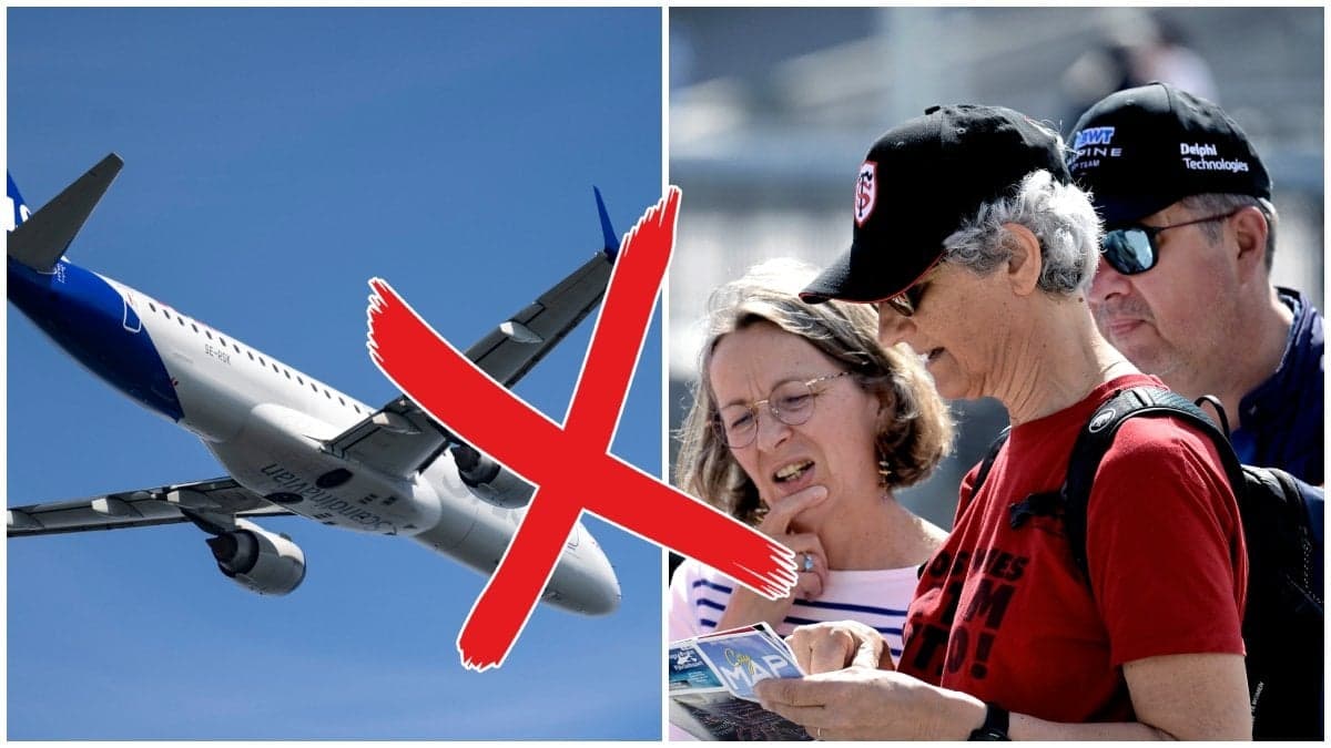 Ett flygplan från Sas och tre turister som tittar på en karta.