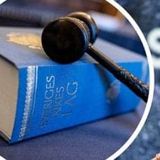 Lagbok vänster. Karin Frick höger.