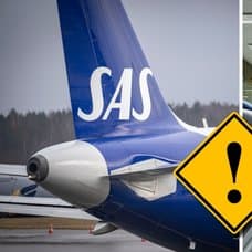 Svansen på ett SAS-flygplan och en flygvärd inne i ett flygplan.