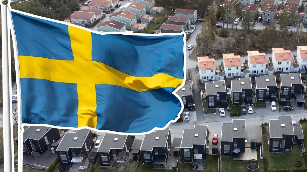 Svenska flaggan och villaområde.