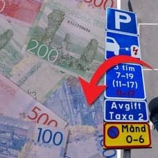 Pengar och kontanter och elbilar som står parkerade.