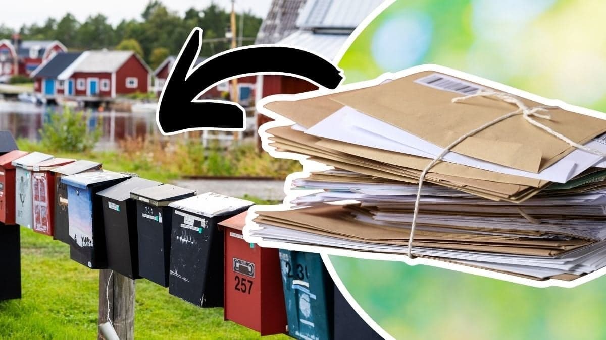 Brevlådor och kuvert i en hög