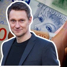 Skatteverkets Johan Schaumann, pengar och en mobil i vilken inkomstdeklarationen syns.