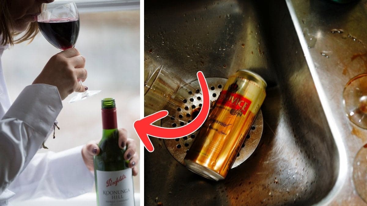 Kvinna som dricker och burkar.
