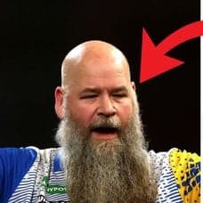 Andreas Harrysson närbild vänster. Andreas Harrysson med armarna i luftenhöger.