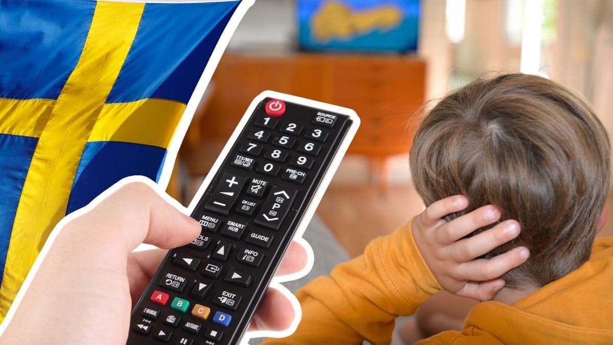 Sverige-flagga, fjärrkontroll och barn som tittar på tv