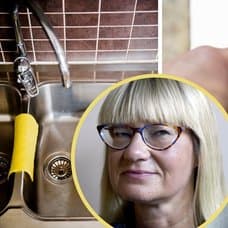 Diskho med disktrasa hängandes på kanten, Marie-Louise Danielsson-Tham och en hand med en disktrasa
