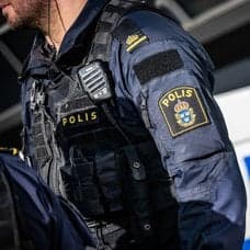 Polisman och blåljus.