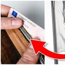 Körkort i plånbok och en flagga med Transportstyrelsens logga