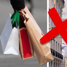 En man shoppar julklappar och en gata som är julpyntad. 