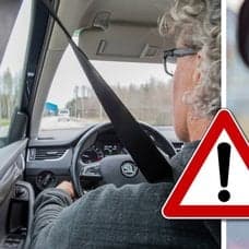 Man kör bil och en man gäspar i bilen.