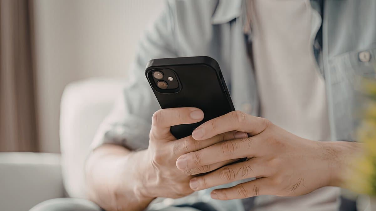 Person som håller i sin telefon.