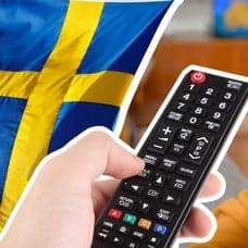 Sverige-flagga, fjärrkontroll och barn som tittar på tv