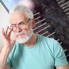 Dator och en äldre man.