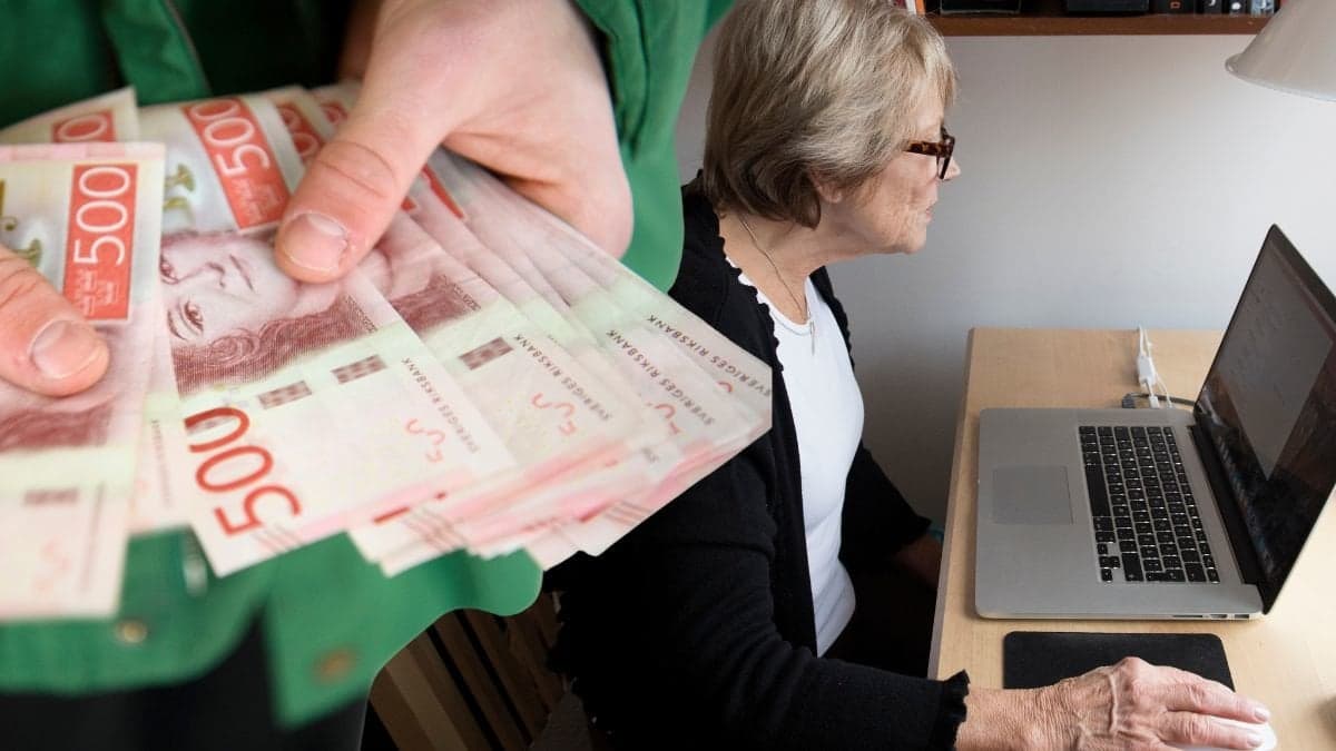 Pengar i handen och en kvinna vid en dator.