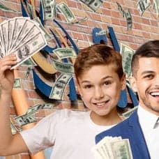 Skatteverket-skylt bakgrunden. Regnande pengar bakgrunden. en pojke som håller sedlar, en medelålders-man håller sedlar och en äldre man håller sedlar.