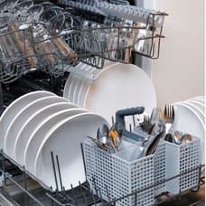 Diskmaskin och slå på en diskmaskin.