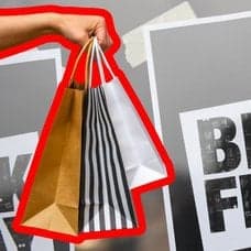 Shoppingpåsar och en Black Friday-skylt