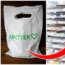 Påse från apoteket och hyllor med läkemedel hos ett apotek
