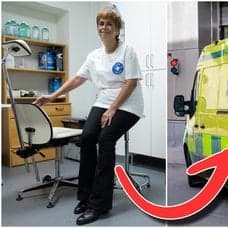 Vårdpersonal och en ambulans.
