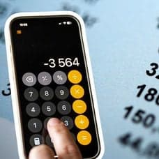 Miniräknare och en räkning med en avbetalningsplan.