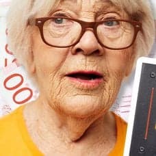 Äldre kvinna, svenska femhundralappar och Pensionsmyndighetens skylt