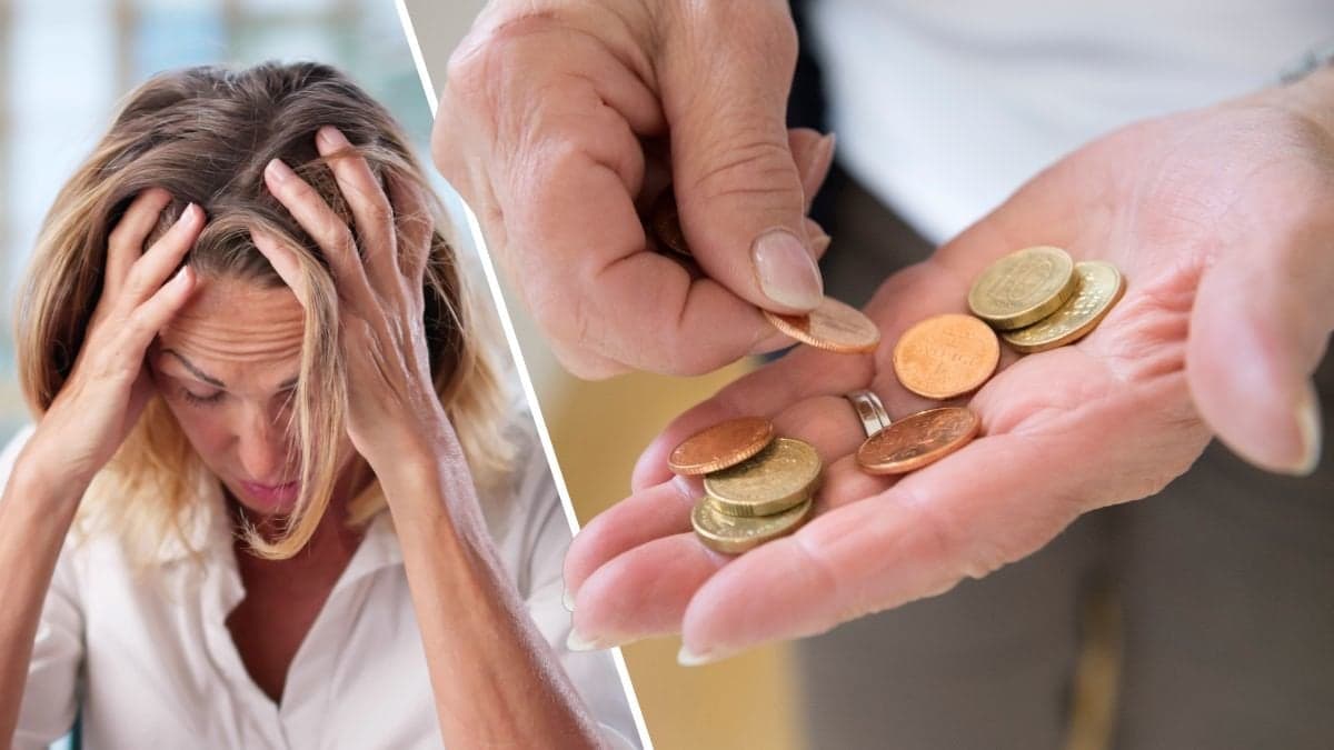 Kvinna med huvudet i händerna och mynt i en hand.