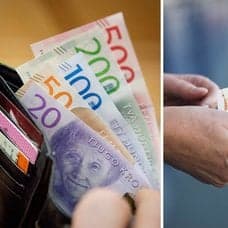 Pengar i en plånbok och en person som ger en annan person sedlar. 