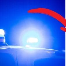 Blåljus vänster, polisförsvarets logga höger.