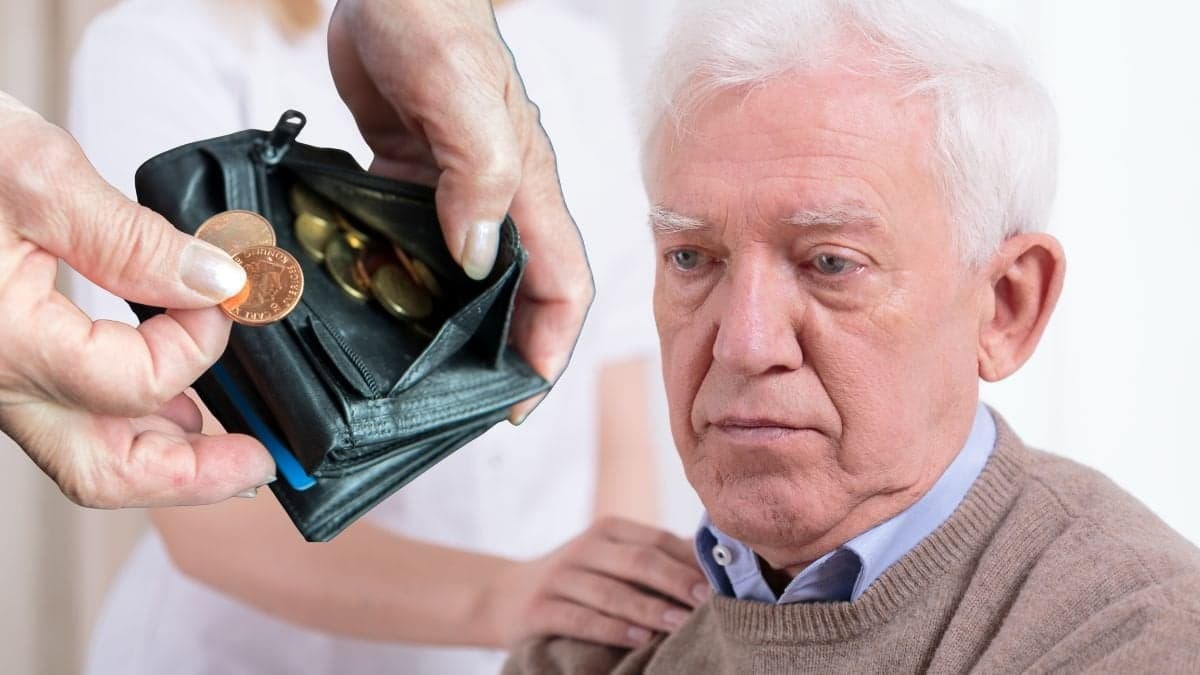 Plånbok med mynt och en äldre man.